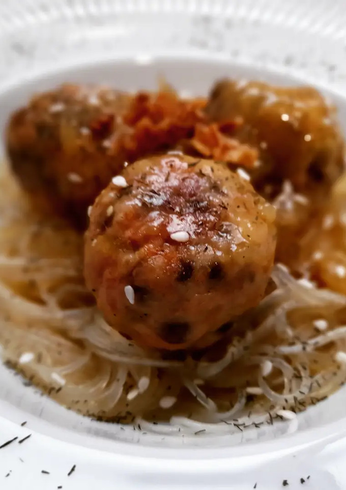Una foto de Albóndigas de salmón y lentejas en salsa de curry
