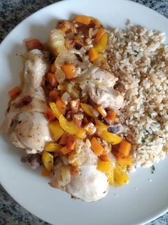Una foto de Muslos de pollo guisados