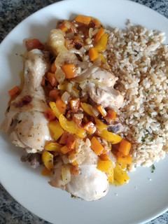 Una foto de Muslos de pollo guisados