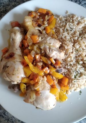 Una foto de Muslos de pollo guisados
