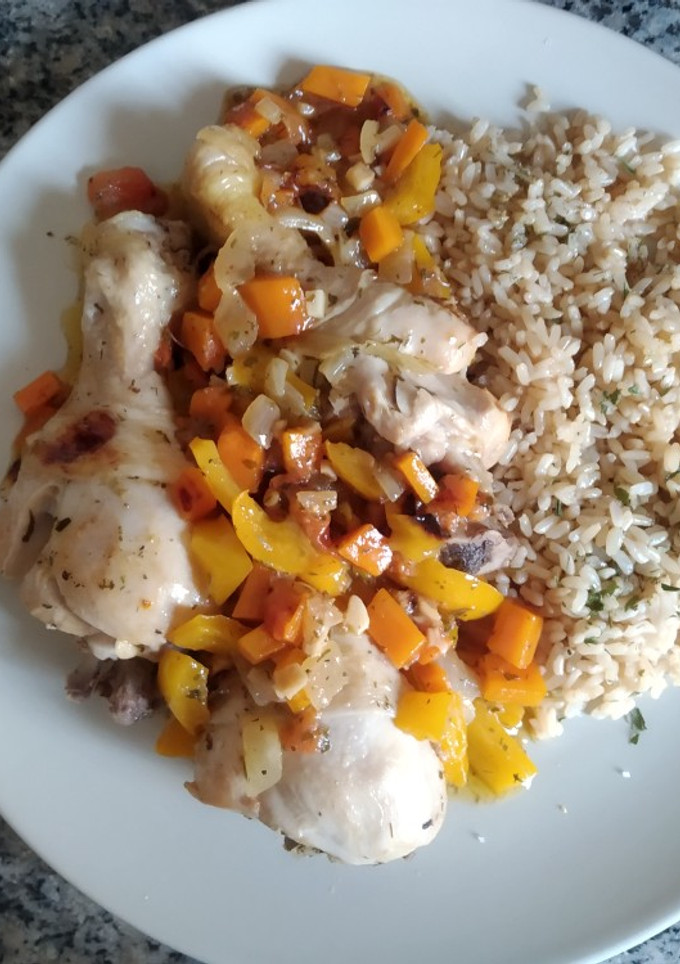 Una foto de Muslos de pollo guisados