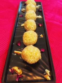 तिल मावा लडडू (Til mawa laddu recipe in hindi) रेसिपी मुख्य फोटो