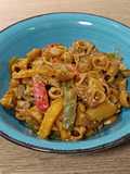 Pasta corta a los tres pimientos con salsa de cacahuete