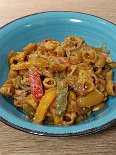 Una foto de Pasta corta a los tres pimientos con salsa de cacahuete