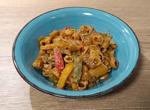 Foto principal de Pasta corta a los tres pimientos con salsa de cacahuete