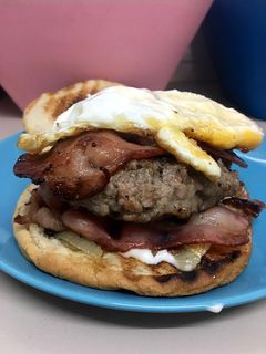 Una foto de Hamburguesa casera rellena de queso