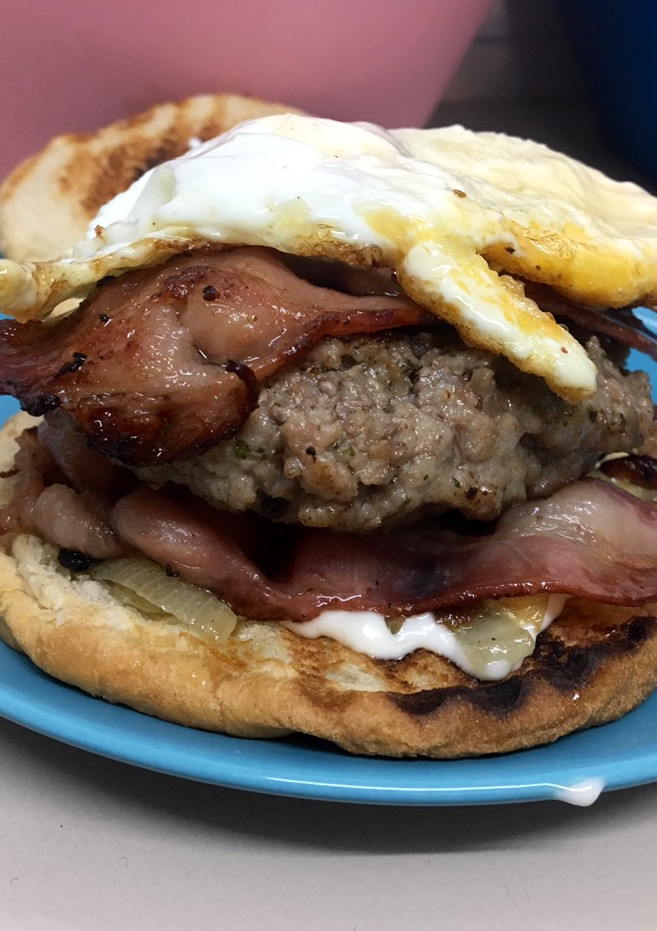 Una foto de Hamburguesa casera rellena de queso