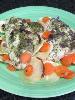 Una foto de Pescado blanco en el horno con guarnición de chirivía y zanahorias