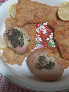 Una foto de Milanesas de Pescado 🐠 de Cazón, con Papas🥔 aplastadas al horno