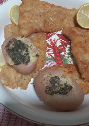 Una foto de Milanesas de Pescado 🐠 de Cazón, con Papas🥔 aplastadas al horno