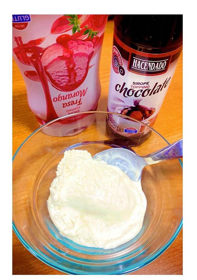 Una foto de Helado de Kinder Bueno chocolate blanco o negro con heladera / en congelador (sin ella)