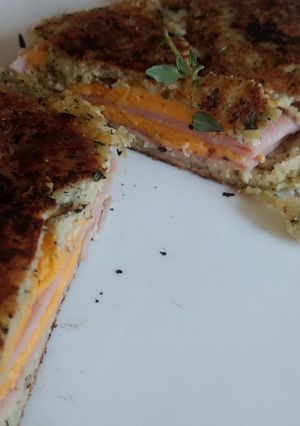 Una foto de Stromboli, tocino y queso cheddar