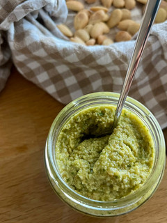 Una foto de Pesto de nueces y albahaca fresca - ideal para Batch Cooking