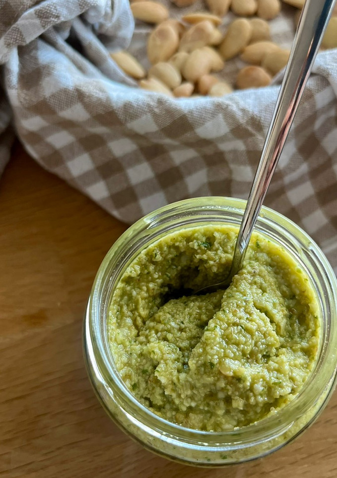 Una foto de Pesto de nueces y albahaca fresca - ideal para Batch Cooking