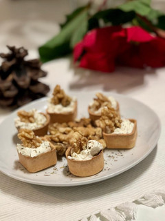 Una foto de Canapé de queso crema con nueces mermelada de caqui