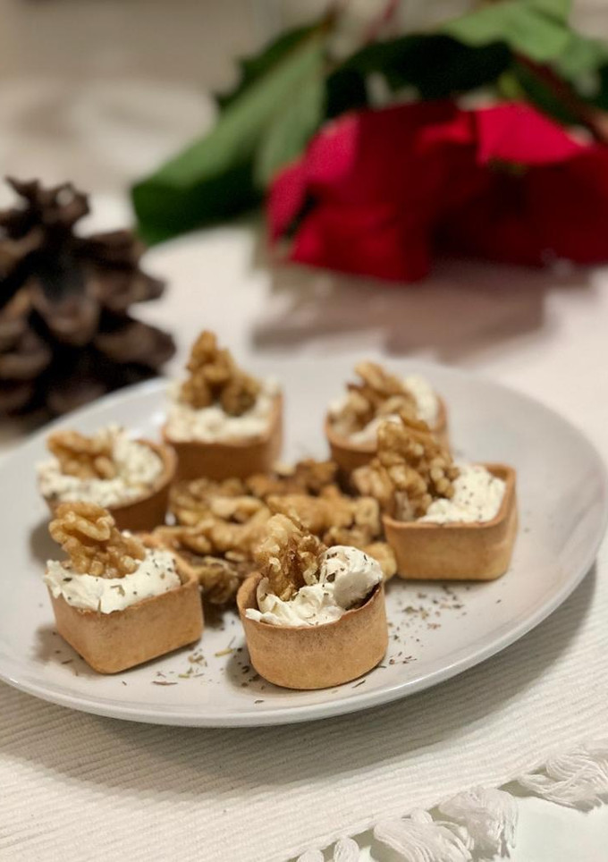 Una foto de Canapé de queso crema con nueces mermelada de caqui