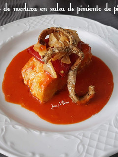 Una foto de Lomos de merluza en salsa de pimiento del Piquillo