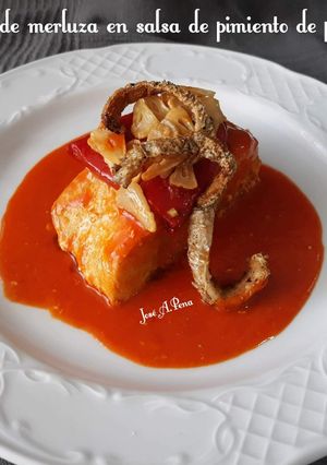 Una foto de Lomos de merluza en salsa de pimiento del Piquillo