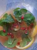 Agua de limón, menta, granada y jengibre sin azúcar