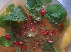 Una foto de Agua de limón, menta, granada y jengibre sin azúcar