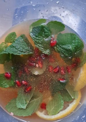 Una foto de Agua de limón, menta, granada y jengibre sin azúcar