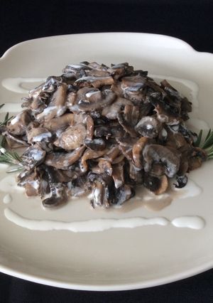 A picture of Garlic Creamed Mushrooms.