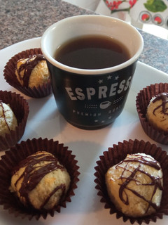 Una foto de Bolitas de coco y chocolate