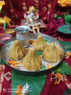 बेसन मोदक(besan modak recipe in hindi) रेसिपी मुख्य फोटो
