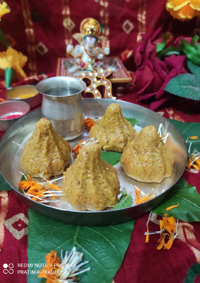 बेसन मोदक(besan modak recipe in hindi) रेसिपी मुख्य फोटो