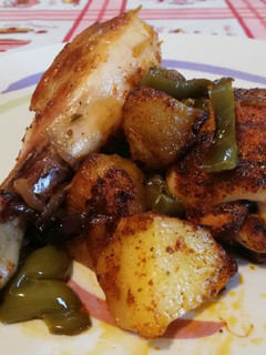 Foto di Cosce di Pollo con Patate, Peperoni, Cipolla, Aglio e Paprika