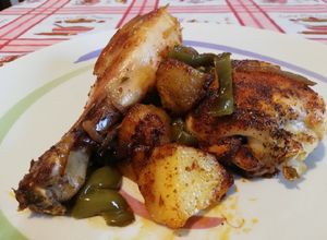 Foto di Cosce di Pollo con Patate, Peperoni, Cipolla, Aglio e Paprika