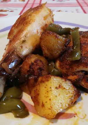 Foto di Cosce di Pollo con Patate, Peperoni, Cipolla, Aglio e Paprika
