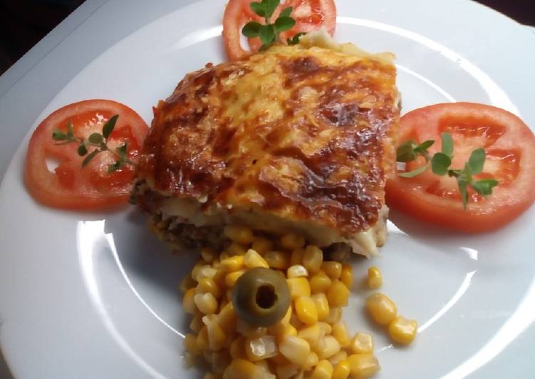 Pastel de papá, carne, jamón y queso