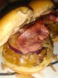 Hamburguesa gourmet Casera con salsa Big Mac y patatas de Luxe