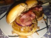Una foto de patata beicon y queso cheddar