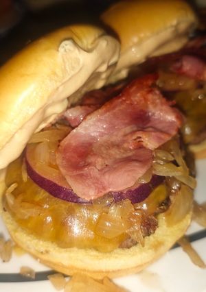 Foto principal de Hamburguesa gourmet Casera con salsa Big Mac y patatas de Luxe