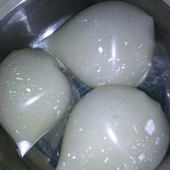 A picture of Tuwon semovita.