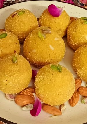 बेसन और गोंद के लडू (Besan aur gond ke laddu recipe in hindi) रेसिपी मुख्य फोटो