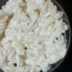 A picture of White sauce pasta.