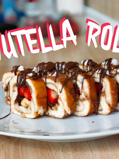 Una foto de Nutella strawberry roll | epic dessert sushi roll