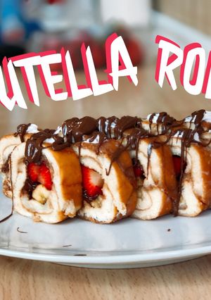 Una foto de Nutella strawberry roll | epic dessert sushi roll