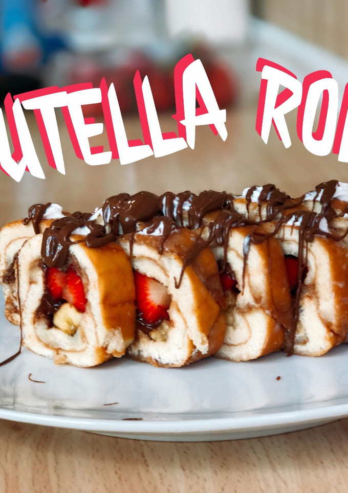 Una foto de Nutella strawberry roll | epic dessert sushi roll