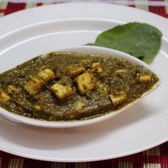 A picture of Palak Paneer Masala/Spinach Paneer Curry.