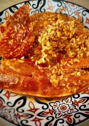 Una foto de Arroz caldoso con bogavante y gambas