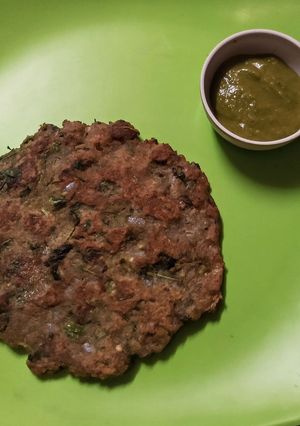A picture of Kala chana paratha.