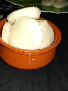 ઈડલી (Idli Recipe In Gujarati) રેસીપી મુખ્ય ફોટો