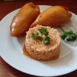 Calamares rellenos de carne y verduras con guarnición de arroz