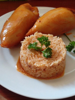 Una foto de Calamares rellenos de carne y verduras con guarnición de arroz
