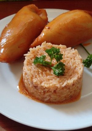 Foto principal de Calamares rellenos de carne y verduras con guarnición de arroz