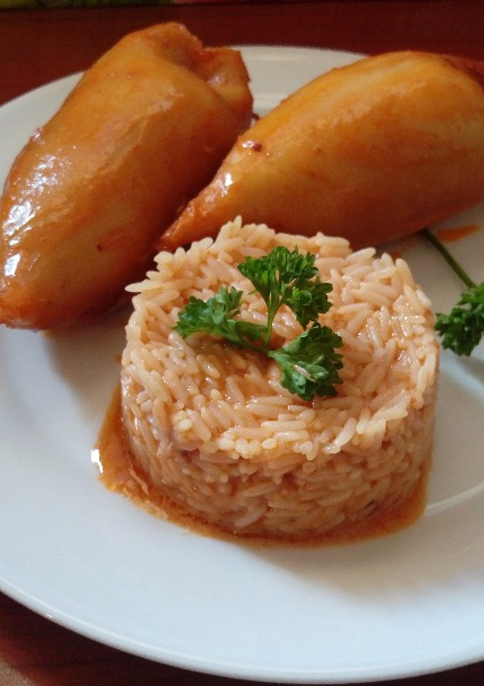 Una foto de Calamares rellenos de carne y verduras con guarnición de arroz